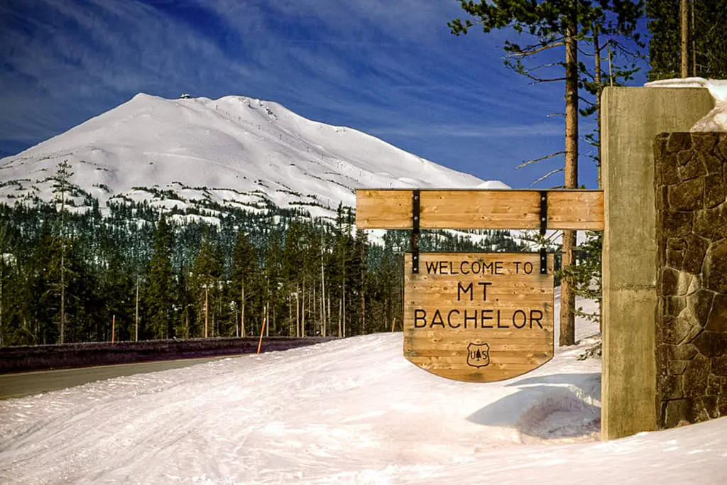 Charming home with fireplace, hot tub, WiFi, SHARC access, bikes