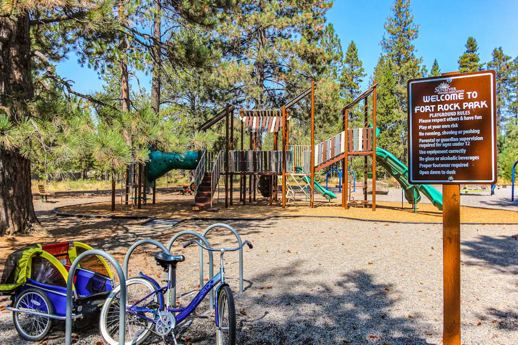 Charming home with fireplace, hot tub, WiFi, SHARC access, bikes