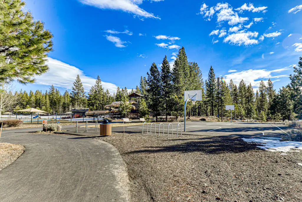 Charming home with fireplace, hot tub, WiFi, SHARC access, bikes