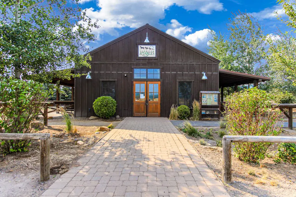 Charming home with fireplace, hot tub, WiFi, SHARC access, bikes