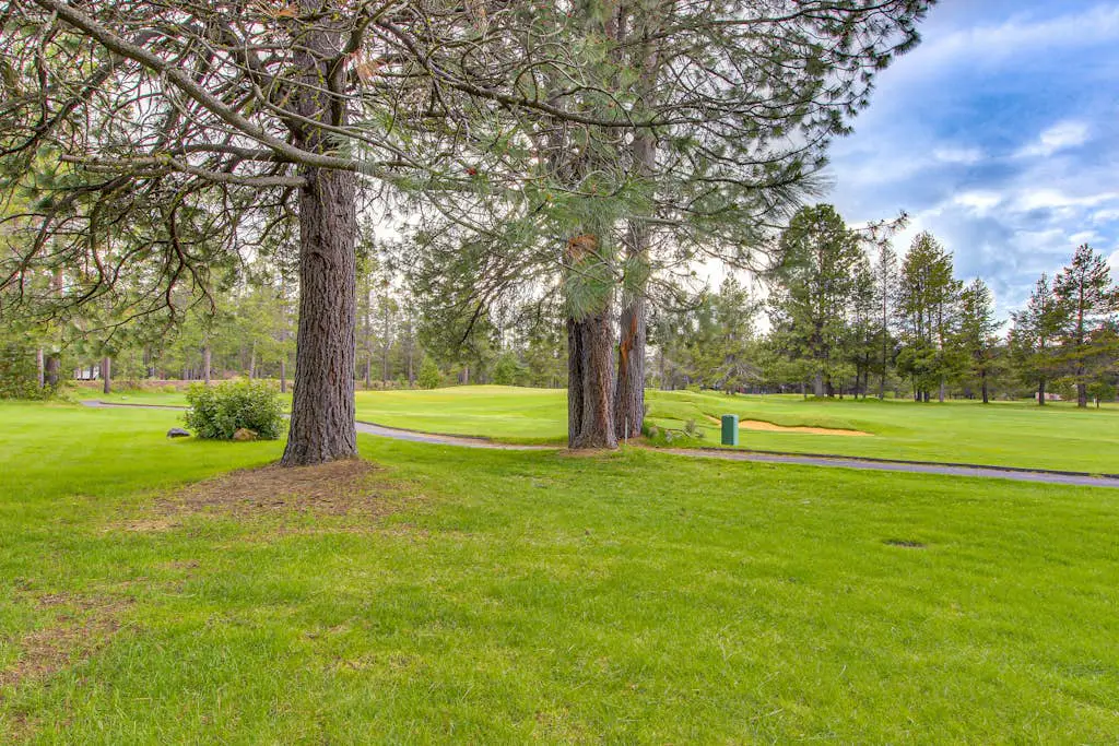Charming home with fireplace, hot tub, WiFi, SHARC access, bikes