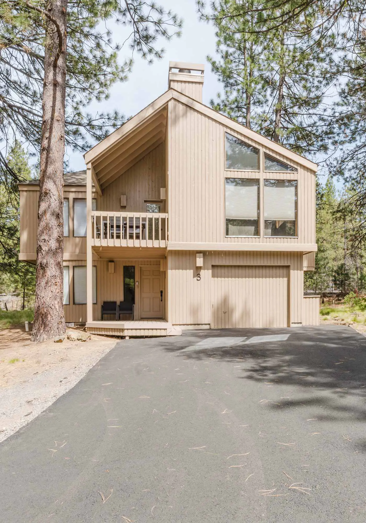 Charming home with fireplace, hot tub, WiFi, SHARC access, bikes