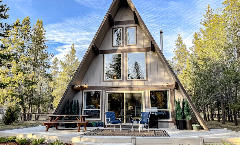 Charming 2-story chalet with deck, wood stove, Deschutes River access