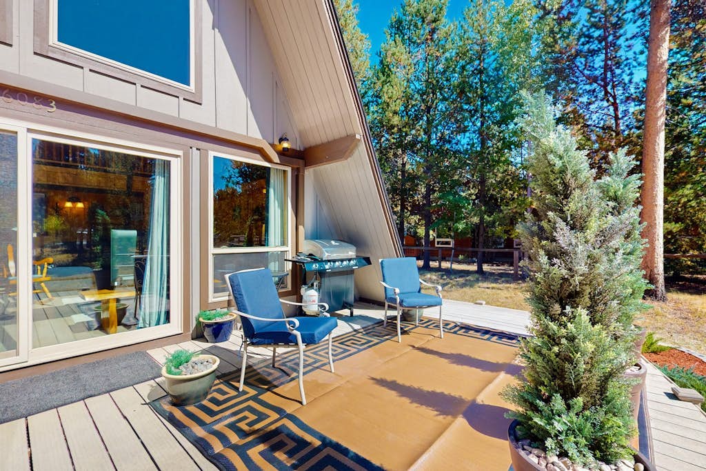 Charming 2-story chalet with deck, wood stove, Deschutes River access