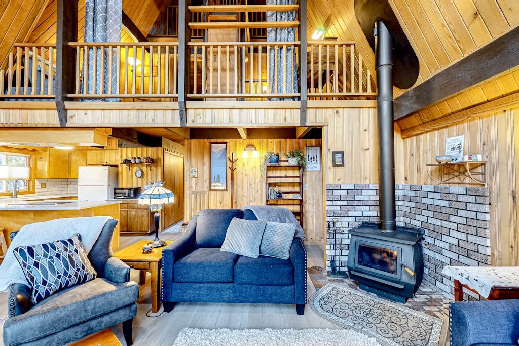 Charming 2-story chalet with deck, wood stove, Deschutes River access