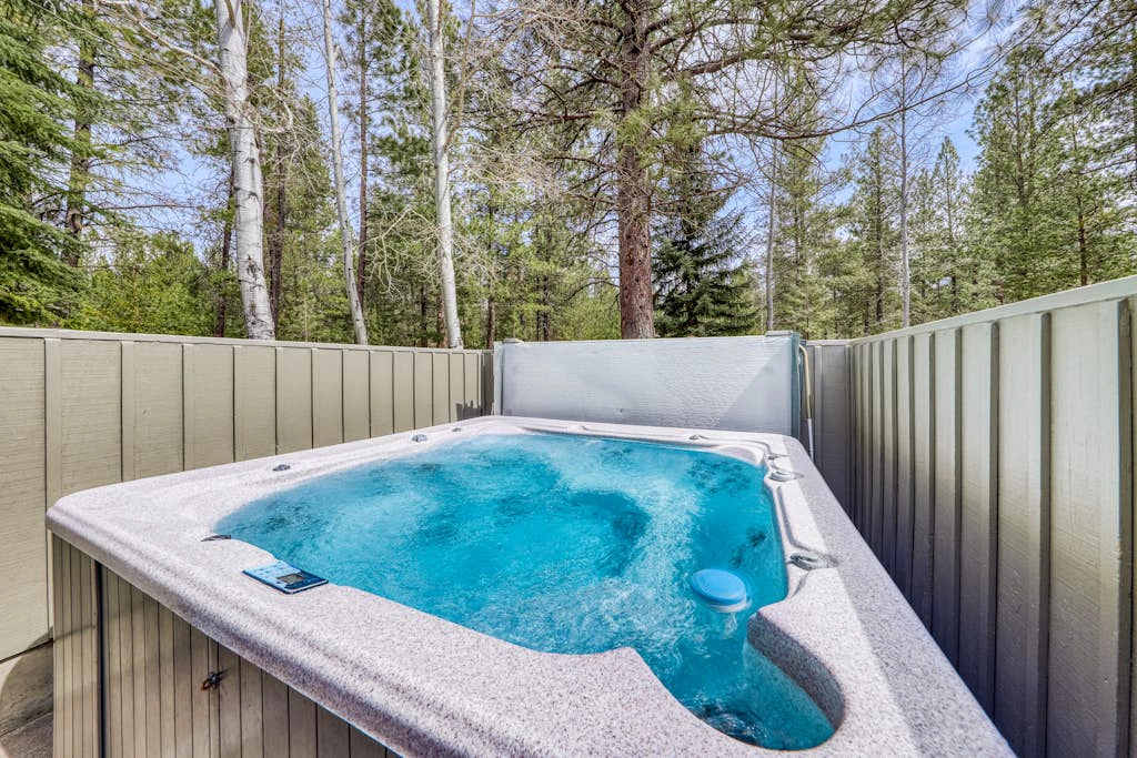 Beautiful Home withPrivate Hot Tub, Deck, Gas Fireplace, and SHARC Passes