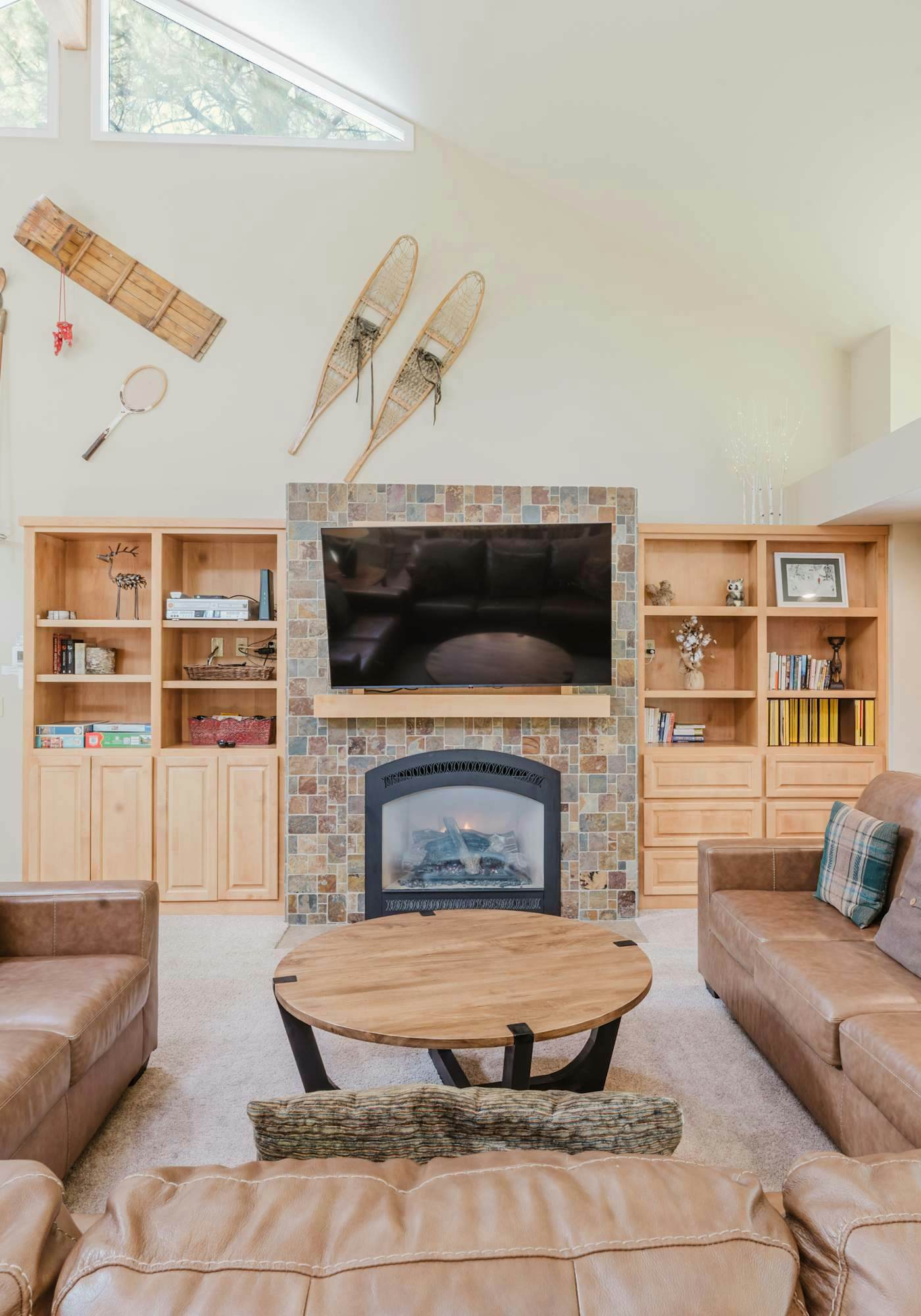 Beautiful Home withPrivate Hot Tub, Deck, Gas Fireplace, and SHARC Passes