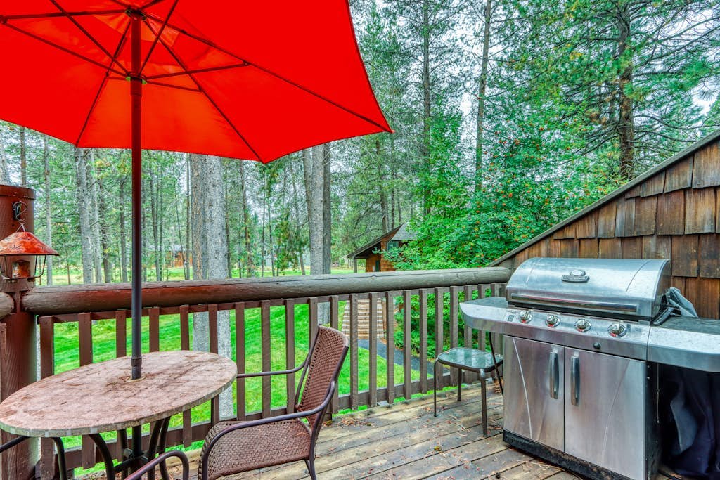 Beautiful & dog-friendly condo with shared pool/hot tub, central AC & fireplace