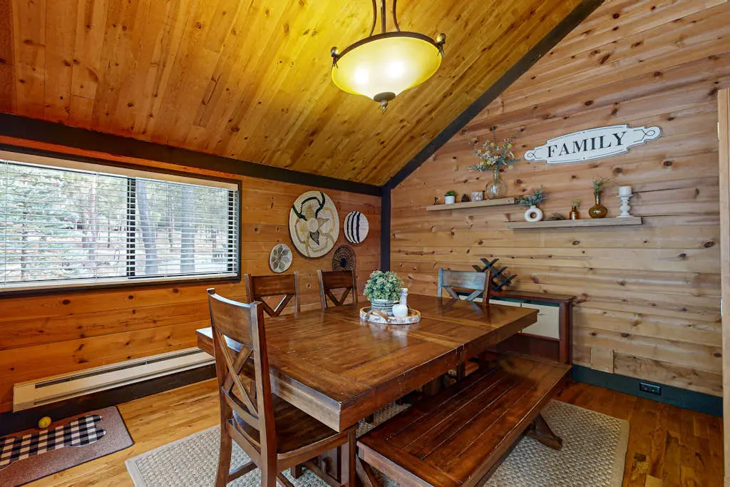 in Sunriver with SHARC amenities, washer&dryer, & dog-friendly