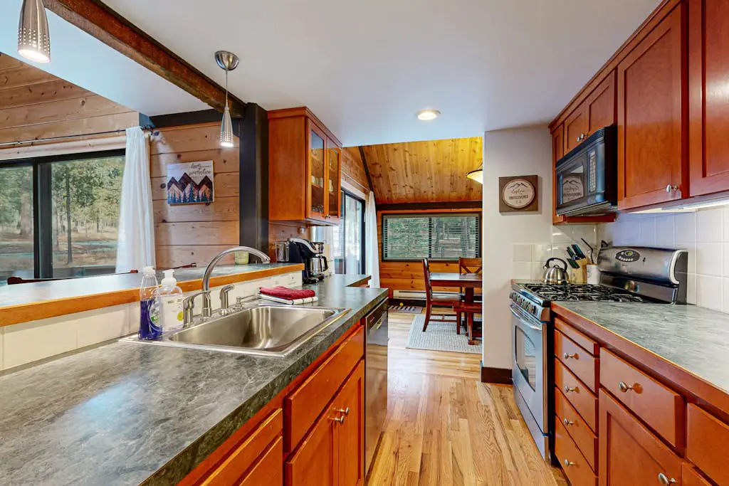 in Sunriver with SHARC amenities, washer&dryer, & dog-friendly