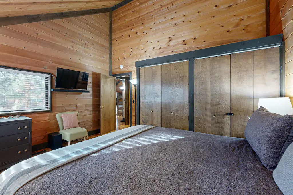 in Sunriver with SHARC amenities, washer&dryer, & dog-friendly