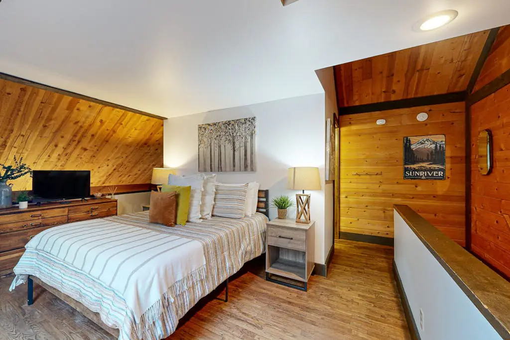 in Sunriver with SHARC amenities, washer&dryer, & dog-friendly