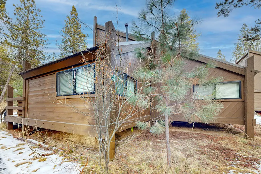 in Sunriver with SHARC amenities, washer&dryer, & dog-friendly
