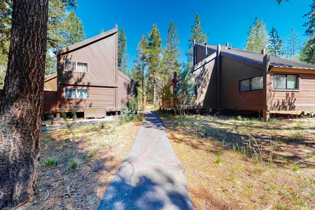 in Sunriver with SHARC amenities, washer&dryer, & dog-friendly