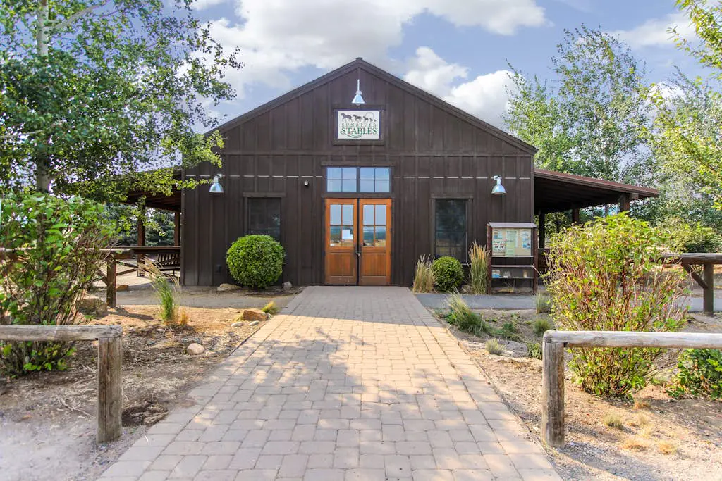 in Sunriver with SHARC amenities, washer&dryer, & dog-friendly