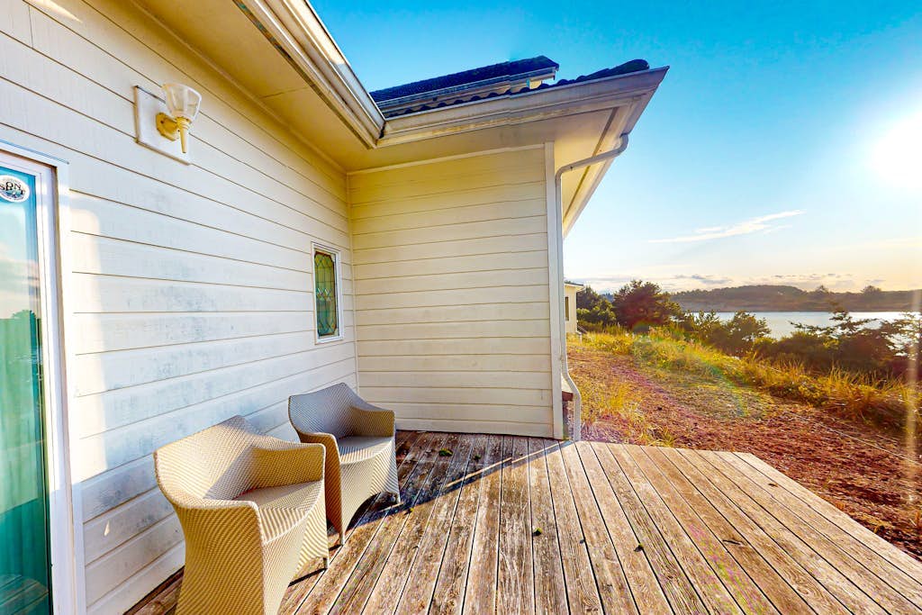 Upstairs Apartment with River Views, Free WiFi, A/C, & Beach Nearby