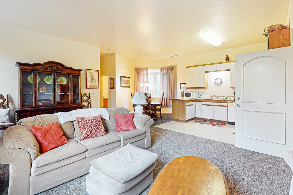 Upstairs Apartment with River Views, Free WiFi, A/C, & Beach Nearby