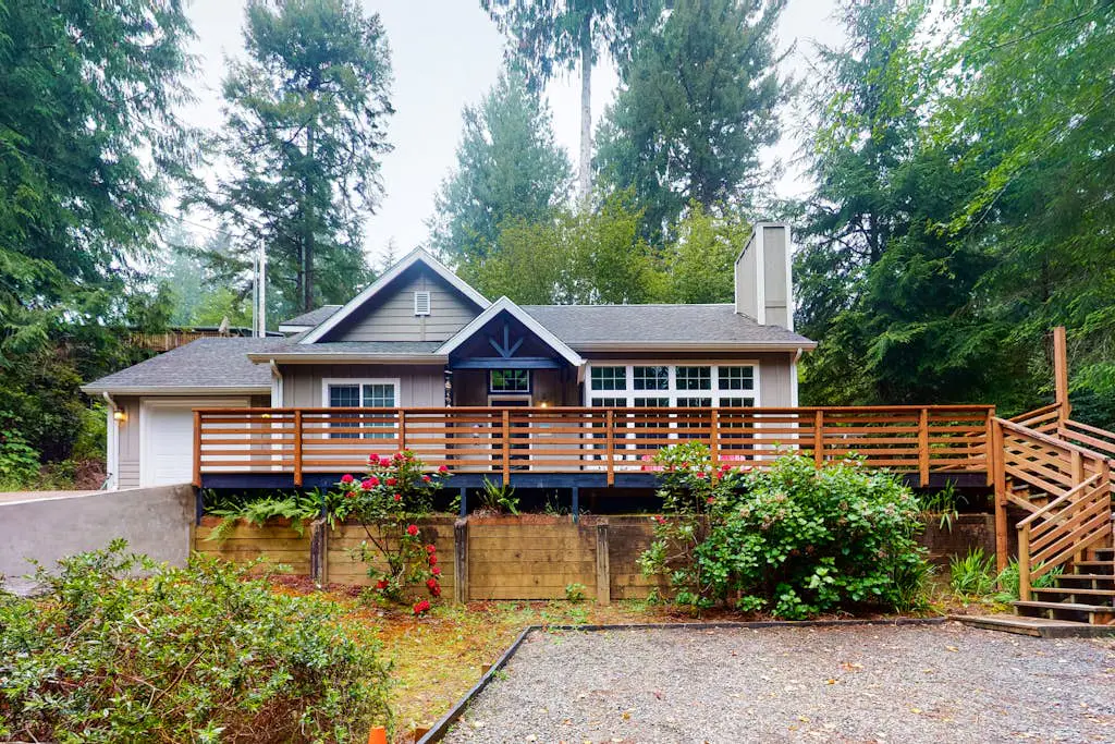 Beautiful & Spacious Family-Friendly Home withFree WiFi, Deck, and Close to Lakes