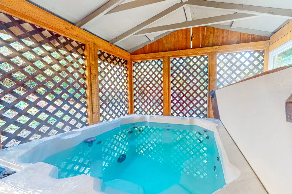 Beautiful & Spacious Family-Friendly Home withFree WiFi, Deck, and Close to Lakes