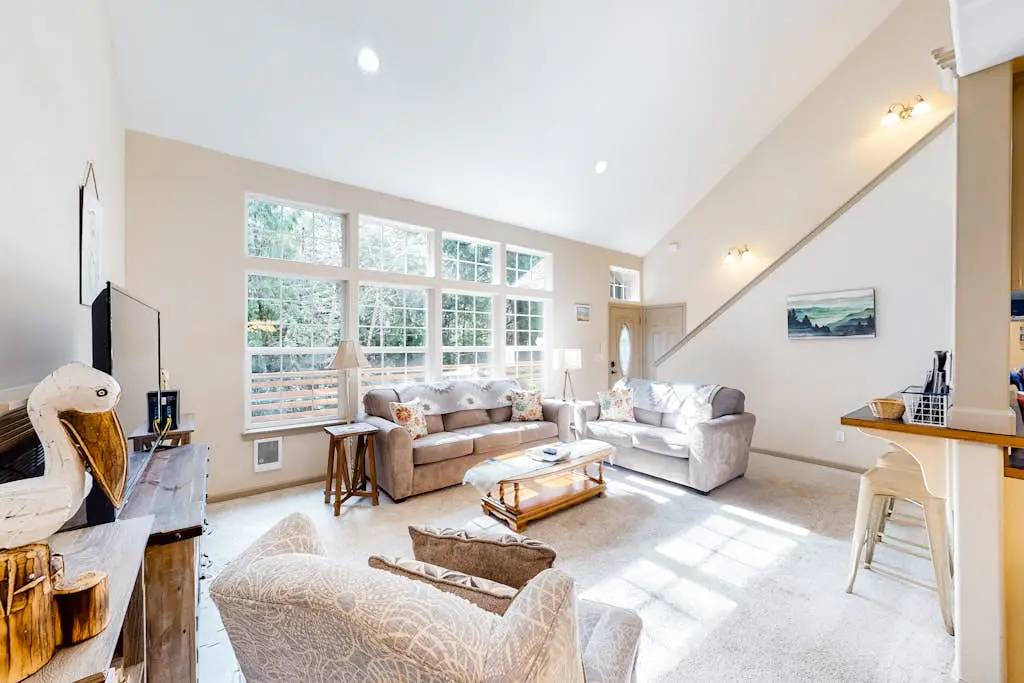 Beautiful & Spacious Family-Friendly Home withFree WiFi, Deck, and Close to Lakes