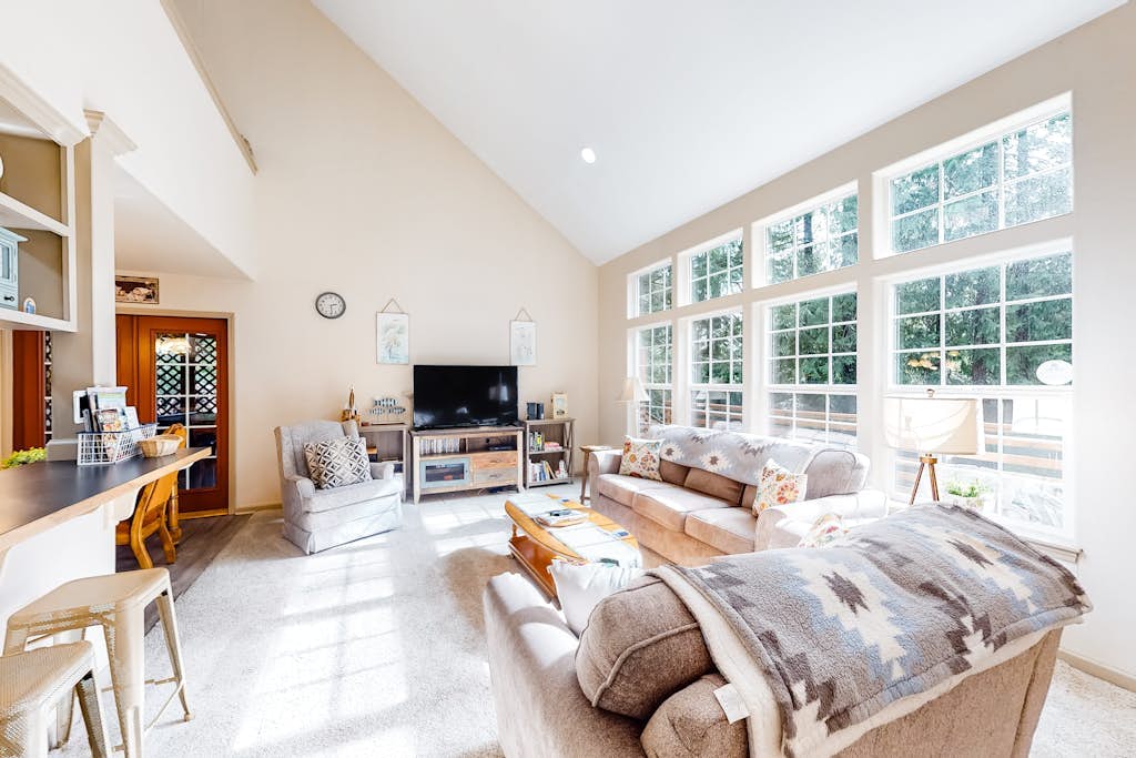 Beautiful & Spacious Family-Friendly Home withFree WiFi, Deck, and Close to Lakes
