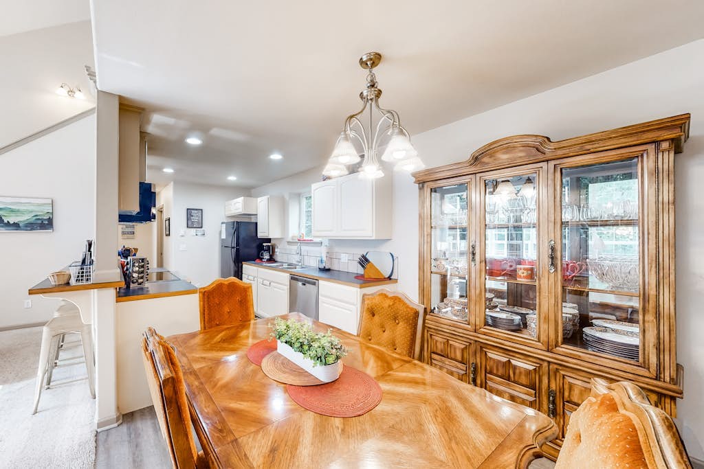 Beautiful & Spacious Family-Friendly Home withFree WiFi, Deck, and Close to Lakes