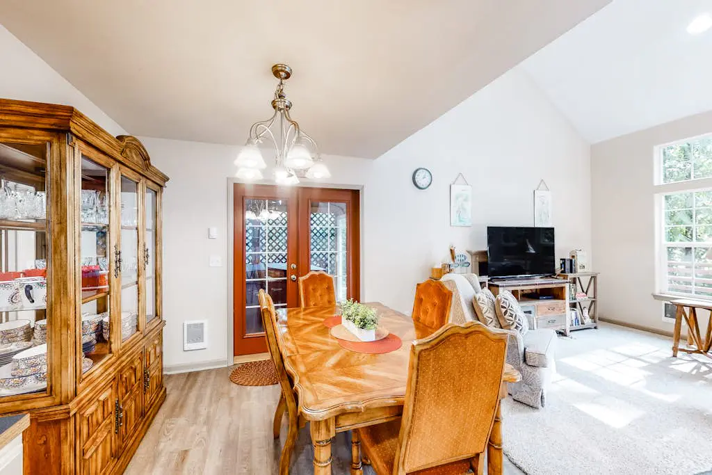 Beautiful & Spacious Family-Friendly Home withFree WiFi, Deck, and Close to Lakes