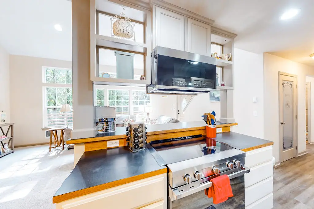 Beautiful & Spacious Family-Friendly Home withFree WiFi, Deck, and Close to Lakes