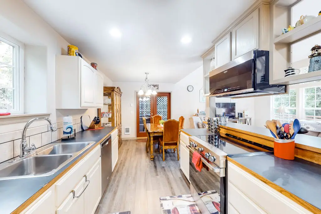 Beautiful & Spacious Family-Friendly Home withFree WiFi, Deck, and Close to Lakes