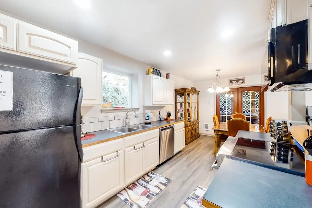 Beautiful & Spacious Family-Friendly Home withFree WiFi, Deck, and Close to Lakes