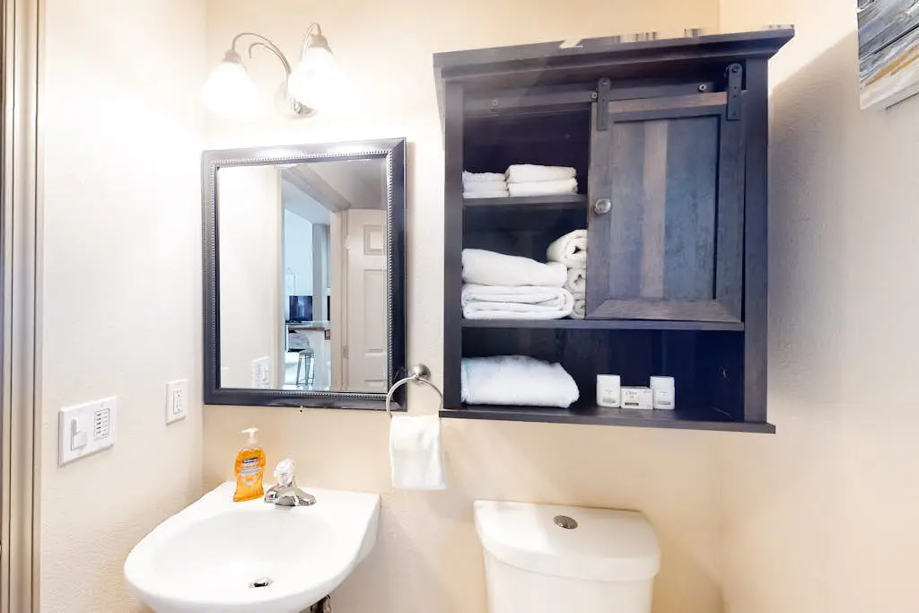 Beautiful & Spacious Family-Friendly Home withFree WiFi, Deck, and Close to Lakes