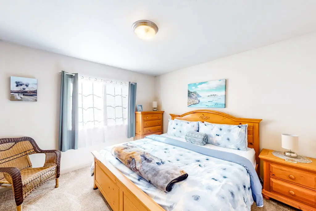 Beautiful & Spacious Family-Friendly Home withFree WiFi, Deck, and Close to Lakes