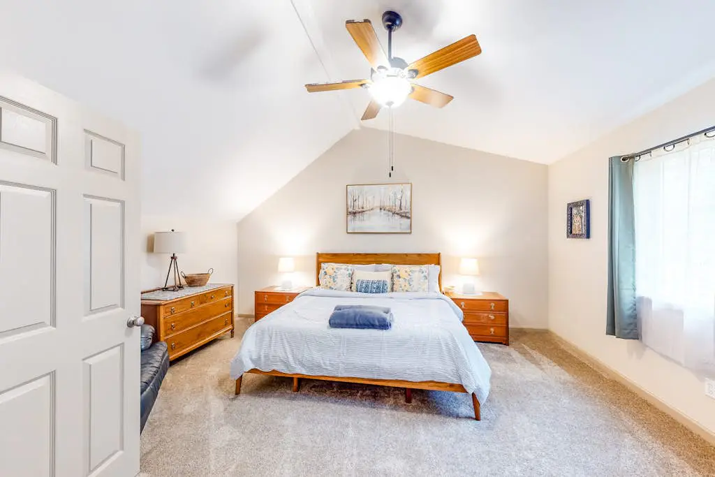 Beautiful & Spacious Family-Friendly Home withFree WiFi, Deck, and Close to Lakes