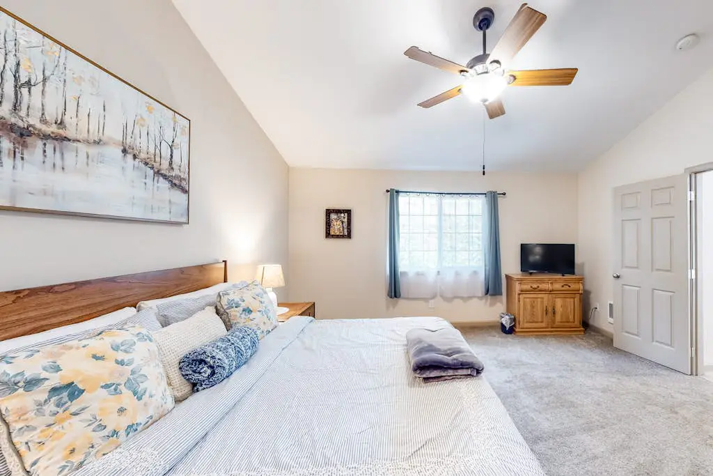 Beautiful & Spacious Family-Friendly Home withFree WiFi, Deck, and Close to Lakes
