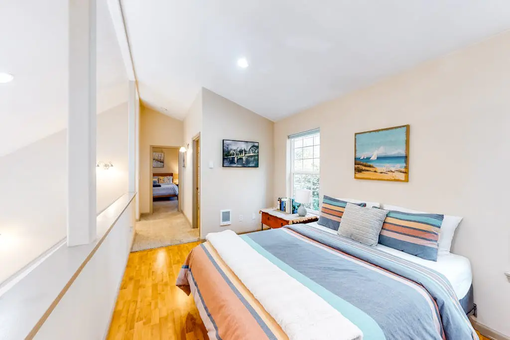 Beautiful & Spacious Family-Friendly Home withFree WiFi, Deck, and Close to Lakes