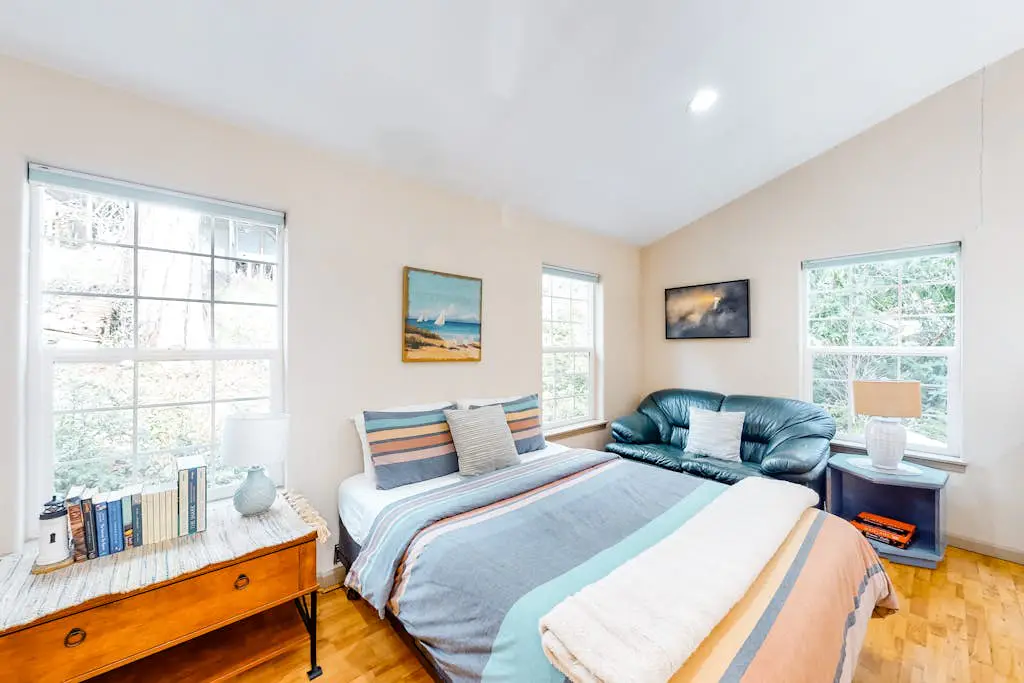 Beautiful & Spacious Family-Friendly Home withFree WiFi, Deck, and Close to Lakes
