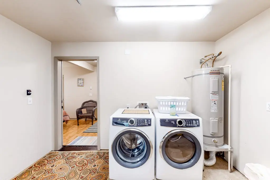 Beautiful & Spacious Family-Friendly Home withFree WiFi, Deck, and Close to Lakes