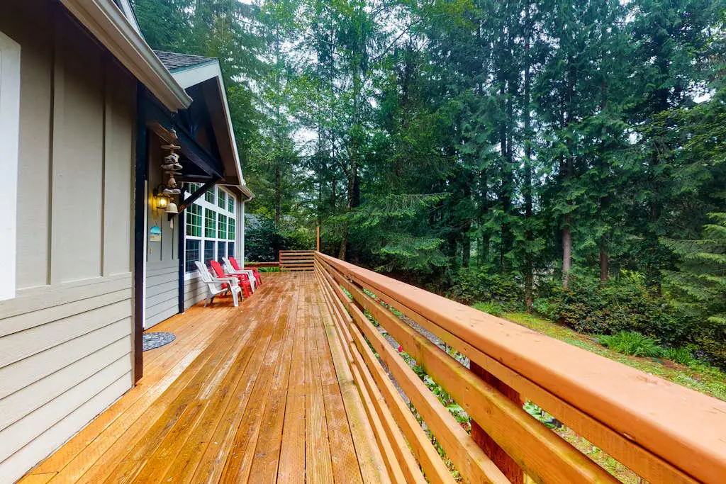 Beautiful & Spacious Family-Friendly Home withFree WiFi, Deck, and Close to Lakes