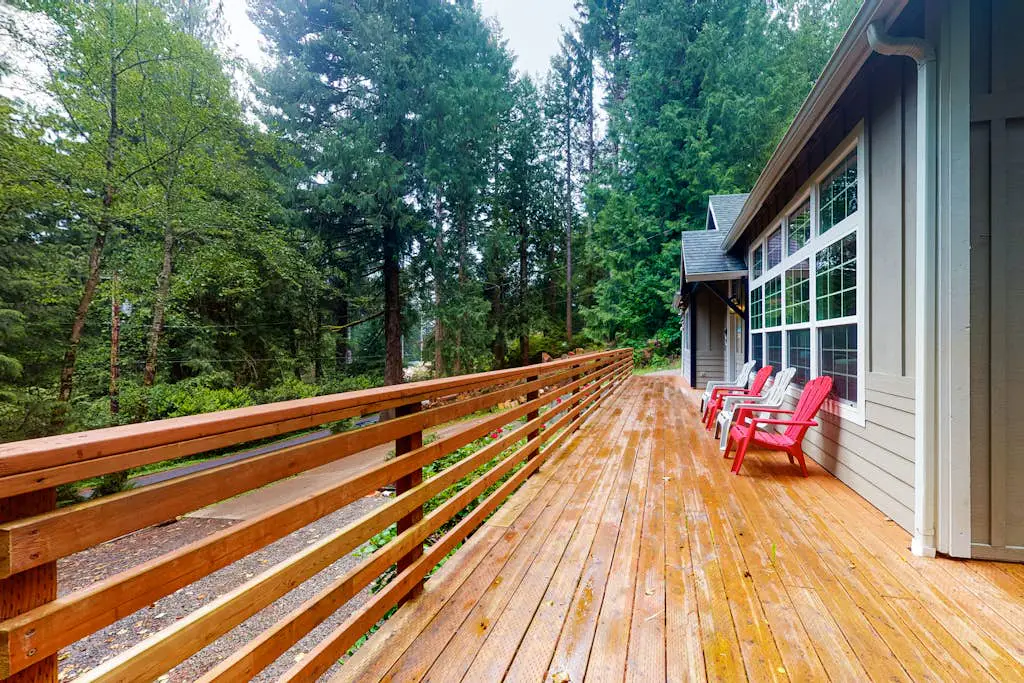 Beautiful & Spacious Family-Friendly Home withFree WiFi, Deck, and Close to Lakes