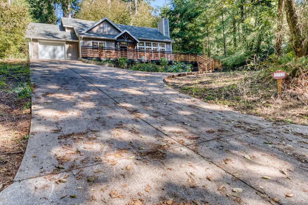 Beautiful & Spacious Family-Friendly Home withFree WiFi, Deck, and Close to Lakes