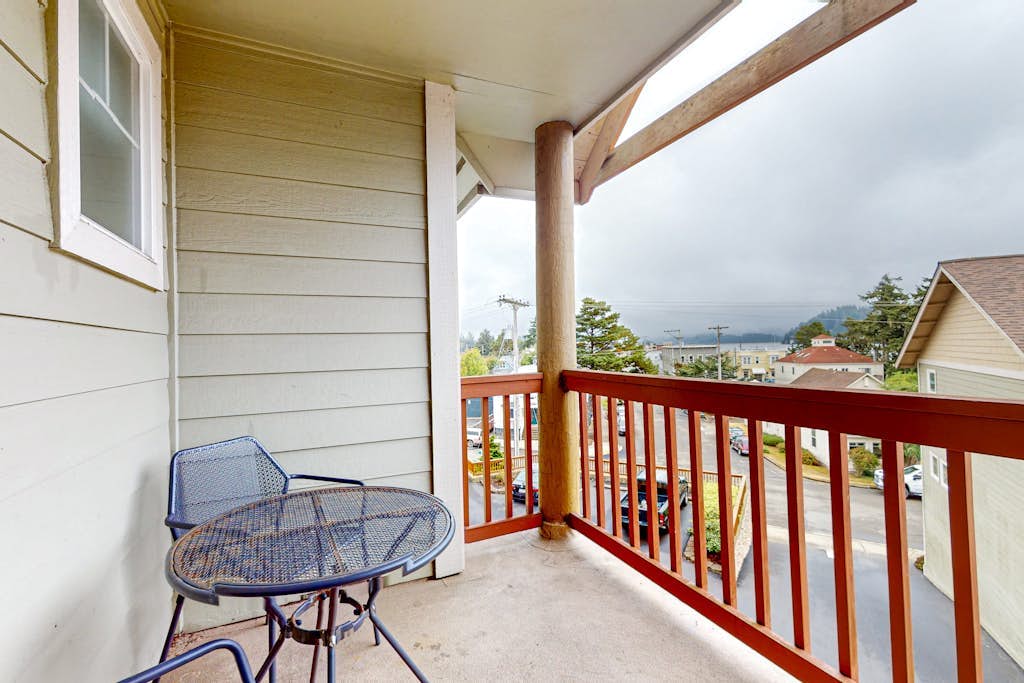 Dog-friendly condo with river views, private W/D, full kitchen, & great location