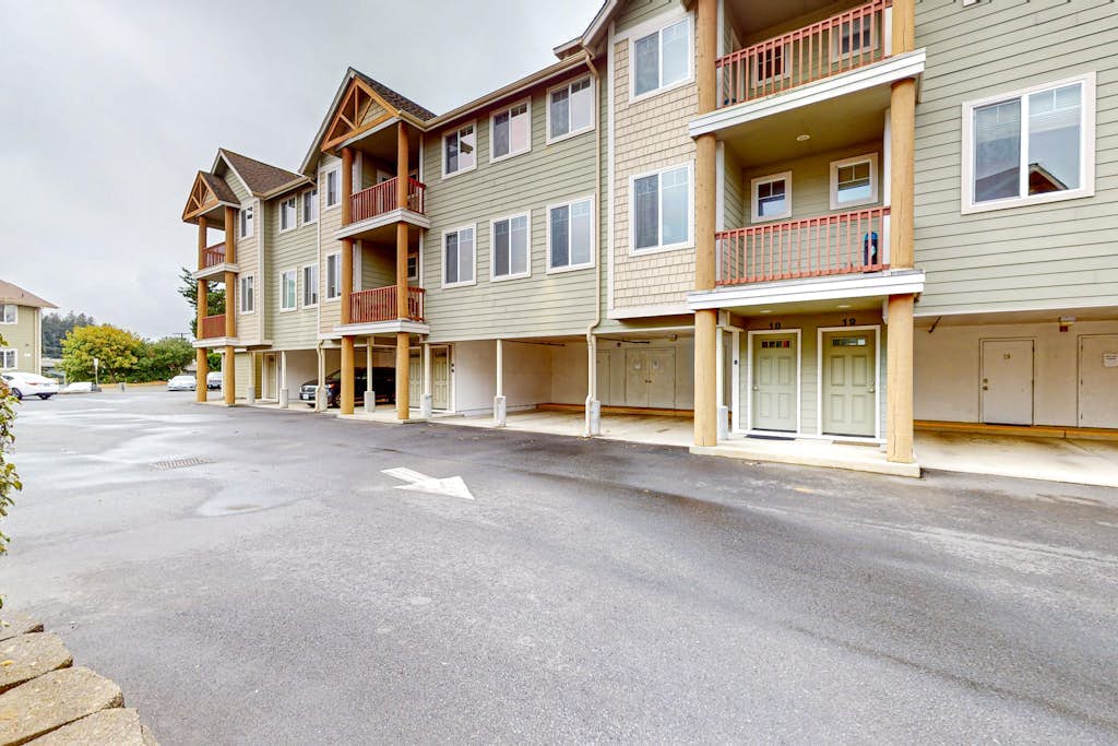 Dog-friendly condo with river views, private W/D, full kitchen, & great location