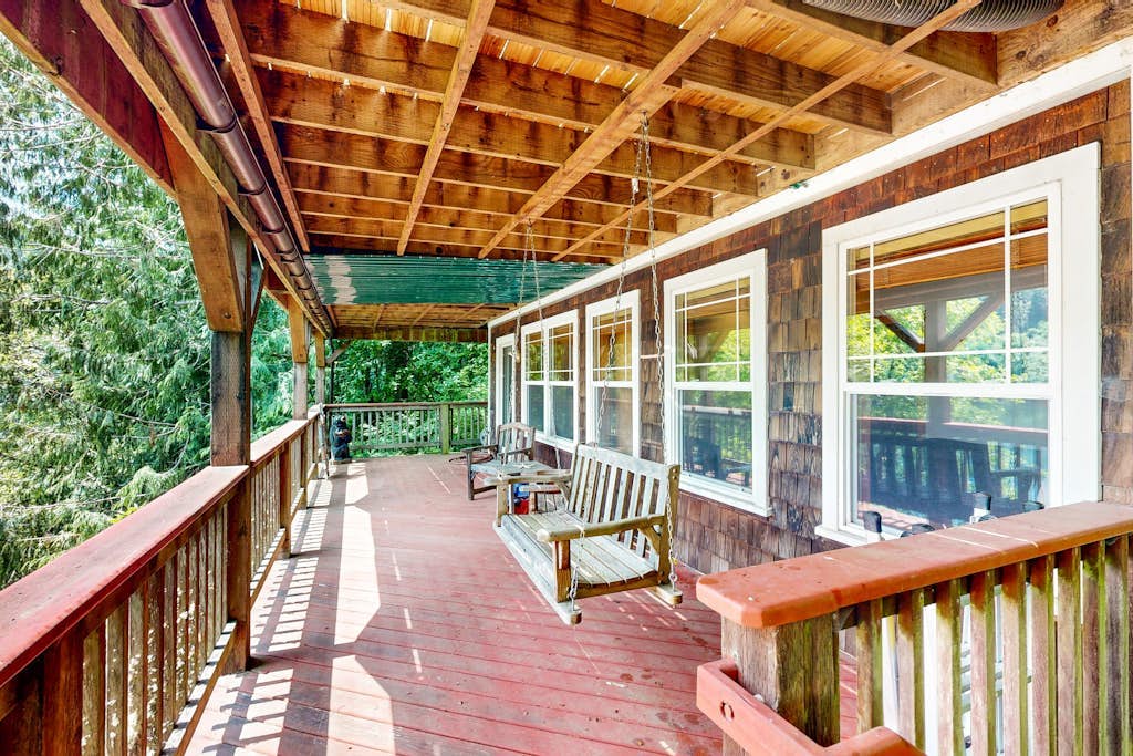 Lakefront home with loft, two decks with amazing views, kayaks & dock access