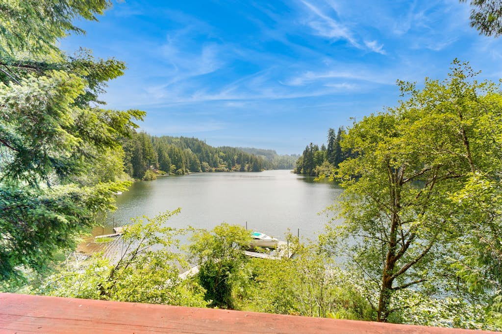 Lakefront home with loft, two decks with amazing views, kayaks & dock access
