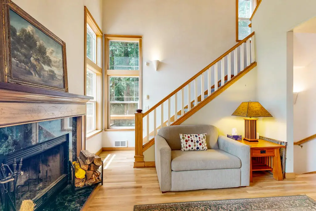 Lakefront home with loft, two decks with amazing views, kayaks & dock access
