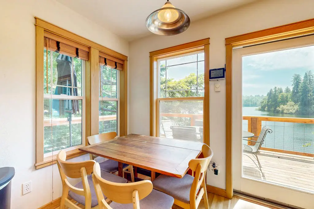 Lakefront home with loft, two decks with amazing views, kayaks & dock access
