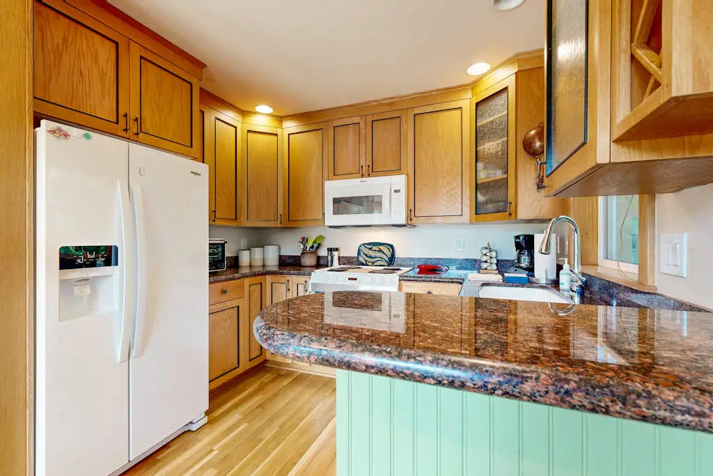 Lakefront home with loft, two decks with amazing views, kayaks & dock access