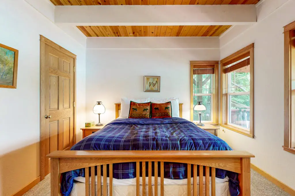 Lakefront home with loft, two decks with amazing views, kayaks & dock access