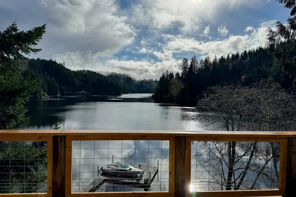 Lakefront home with loft, two decks with amazing views, kayaks & dock access