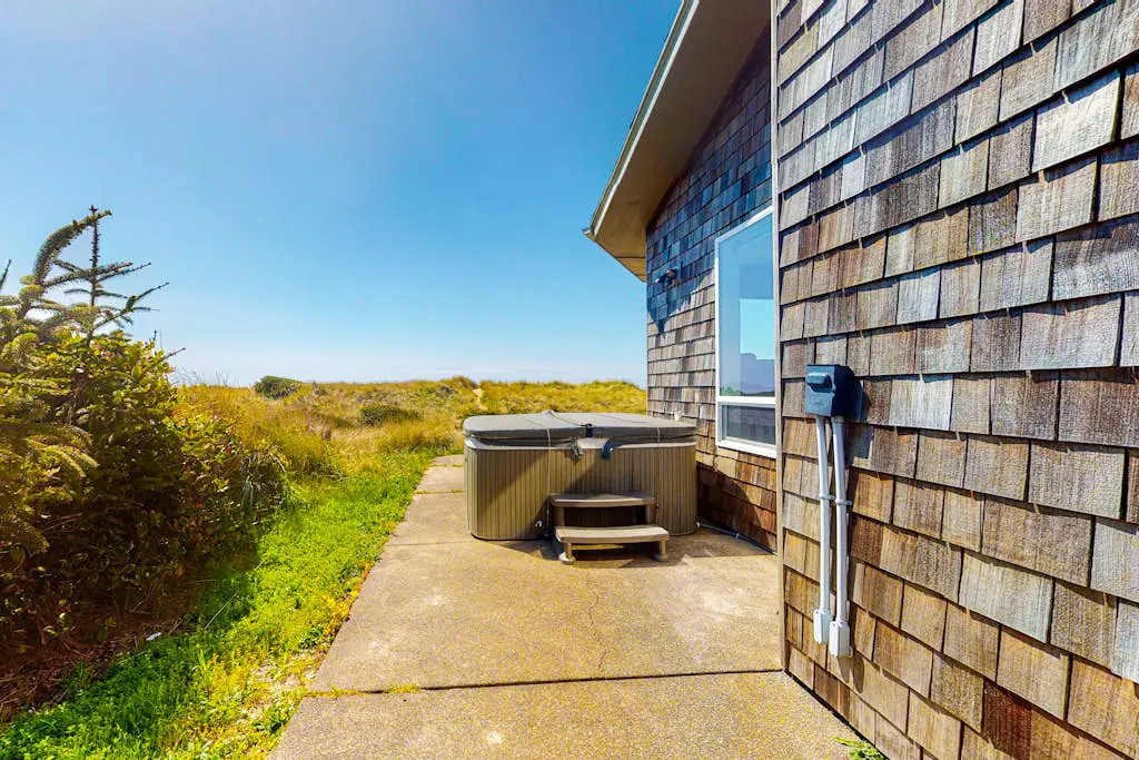 Waterfront Home withPrivate Hot Tub, Ping-Pong, Free WiFi, & washer&dryer
